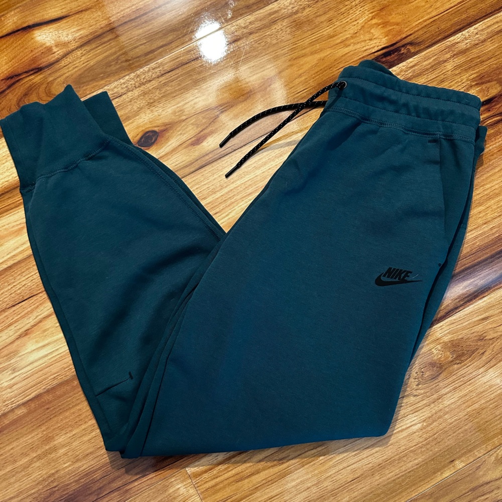 Women’s NIKE tech fleece sweatpants